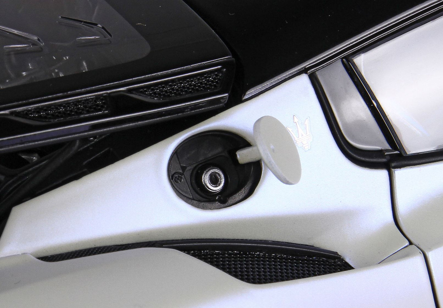 BBR *POSTAGE INCLUDED* Maserati MC20 Die cast full open Special Color Bianco Audace with display 1/18 HE180051ABBR