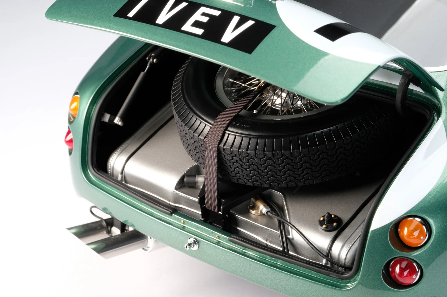 Amalgam Aston Martin DB4 GT Zagato - 1961 Goodwood TT - Salvadori | Limited Edition 1:8 SCALE