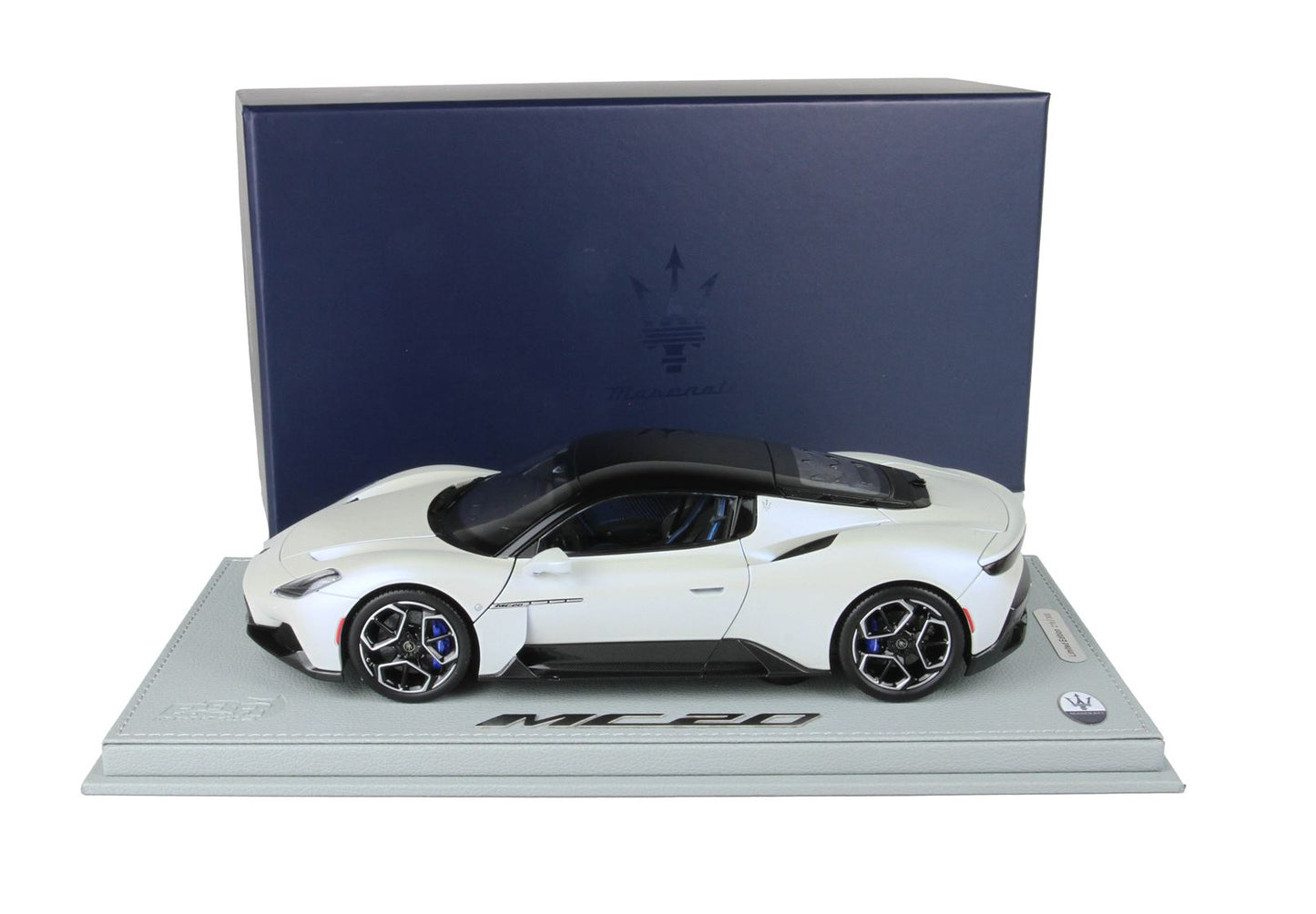 BBR Maserati MC20 Die cast full open Special Color Bianco Audace with display 1/18 HE180051ABBR